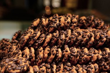 Bir grup çeşit kurabiye. Çikolata parçacıklı, yulaflı, kuru üzümlü, beyaz çikolatalı.