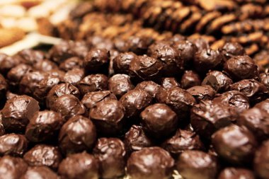 Bir grup çeşit kurabiye. Çikolata parçacıklı, yulaflı, kuru üzümlü, beyaz çikolatalı.