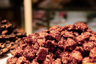 Bir grup çeşit kurabiye. Çikolata parçacıklı, yulaflı, kuru üzümlü, beyaz çikolatalı.