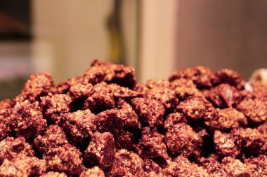 Bir grup çeşit kurabiye. Çikolata parçacıklı, yulaflı, kuru üzümlü, beyaz çikolatalı.