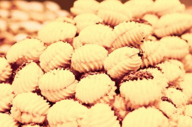 Bir grup çeşit kurabiye. Çikolata parçacıklı, yulaflı, kuru üzümlü, beyaz çikolatalı.