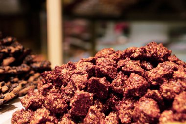 Bir grup çeşit kurabiye. Çikolata parçacıklı, yulaflı, kuru üzümlü, beyaz çikolatalı.