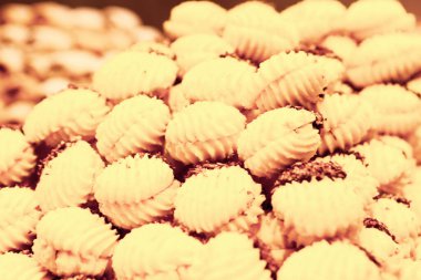 Bir grup çeşit kurabiye. Çikolata parçacıklı, yulaflı, kuru üzümlü, beyaz çikolatalı.