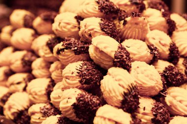 Bir grup çeşit kurabiye. Çikolata parçacıklı, yulaflı, kuru üzümlü, beyaz çikolatalı.