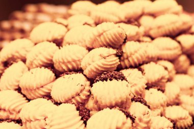 Bir grup çeşit kurabiye. Çikolata parçacıklı, yulaflı, kuru üzümlü, beyaz çikolatalı.