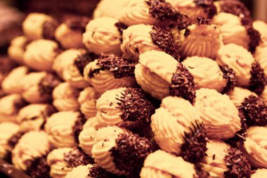 Bir grup çeşit kurabiye. Çikolata parçacıklı, yulaflı, kuru üzümlü, beyaz çikolatalı.