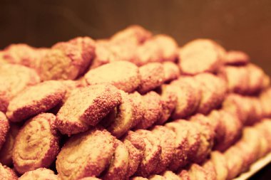 Bir grup çeşit kurabiye. Çikolata parçacıklı, yulaflı, kuru üzümlü, beyaz çikolatalı.