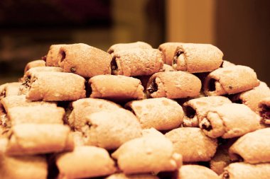 Bir grup çeşit kurabiye. Çikolata parçacıklı, yulaflı, kuru üzümlü, beyaz çikolatalı.