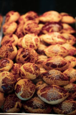 Bir grup çeşit kurabiye. Çikolata parçacıklı, yulaflı, kuru üzümlü, beyaz çikolatalı.