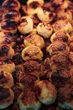 Bir grup çeşit kurabiye. Çikolata parçacıklı, yulaflı, kuru üzümlü, beyaz çikolatalı.