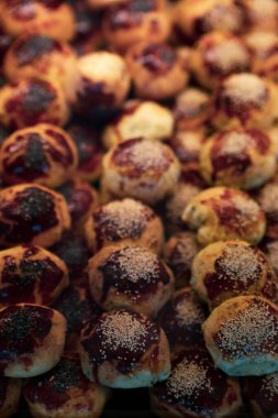 Bir grup çeşit kurabiye. Çikolata parçacıklı, yulaflı, kuru üzümlü, beyaz çikolatalı.