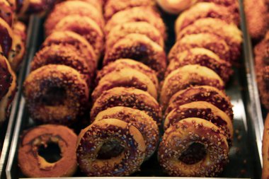 Bir grup çeşit kurabiye. Çikolata parçacıklı, yulaflı, kuru üzümlü, beyaz çikolatalı.