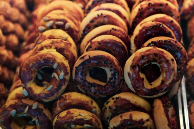 Bir grup çeşit kurabiye. Çikolata parçacıklı, yulaflı, kuru üzümlü, beyaz çikolatalı.