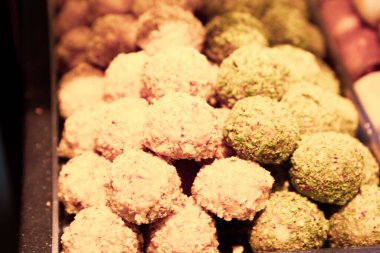 Bir grup çeşit kurabiye. Çikolata parçacıklı, yulaflı, kuru üzümlü, beyaz çikolatalı.