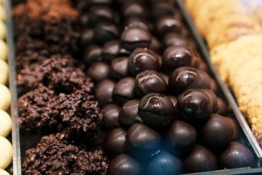 Bir grup çeşit kurabiye. Çikolata parçacıklı, yulaflı, kuru üzümlü, beyaz çikolatalı.