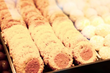 Bir grup çeşit kurabiye. Çikolata parçacıklı, yulaflı, kuru üzümlü, beyaz çikolatalı.