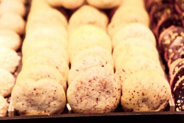 Bir grup çeşit kurabiye. Çikolata parçacıklı, yulaflı, kuru üzümlü, beyaz çikolatalı.