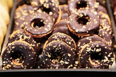 Bir grup çeşit kurabiye. Çikolata parçacıklı, yulaflı, kuru üzümlü, beyaz çikolatalı.