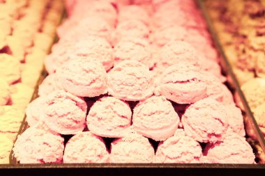 Bir grup çeşit kurabiye. Çikolata parçacıklı, yulaflı, kuru üzümlü, beyaz çikolatalı.