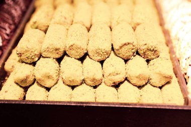 Bir grup çeşit kurabiye. Çikolata parçacıklı, yulaflı, kuru üzümlü, beyaz çikolatalı.