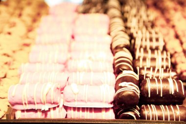 Bir grup çeşit kurabiye. Çikolata parçacıklı, yulaflı, kuru üzümlü, beyaz çikolatalı.