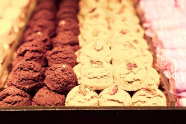 Bir grup çeşit kurabiye. Çikolata parçacıklı, yulaflı, kuru üzümlü, beyaz çikolatalı.