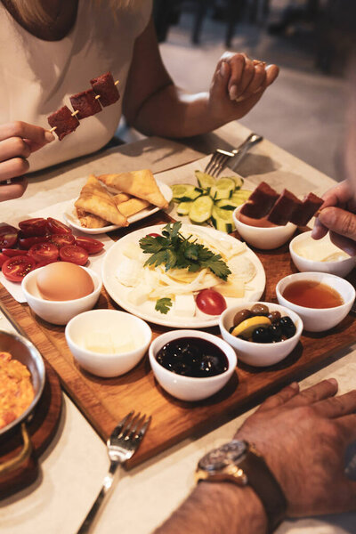 Богатый и вкусный турецкий завтрак
