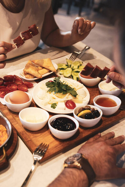 Богатый и вкусный турецкий завтрак
