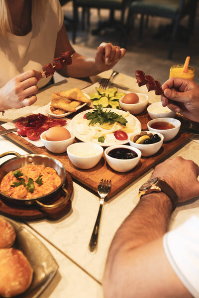 Богатый и вкусный турецкий завтрак
