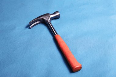 Eski model çekiç, marangozlar için bir zanaat aracı.