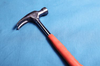 Eski model çekiç, marangozlar için bir zanaat aracı.