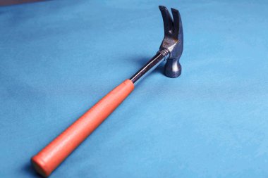 Eski model çekiç, marangozlar için bir zanaat aracı.