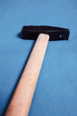 Eski model çekiç, marangozlar için bir zanaat aracı.