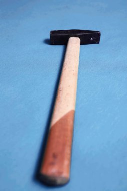 Eski model çekiç, marangozlar için bir zanaat aracı.