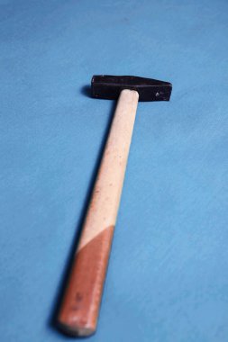 Eski model çekiç, marangozlar için bir zanaat aracı.