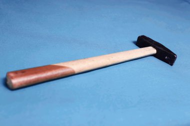 Eski model çekiç, marangozlar için bir zanaat aracı.