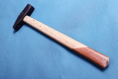 Eski model çekiç, marangozlar için bir zanaat aracı.
