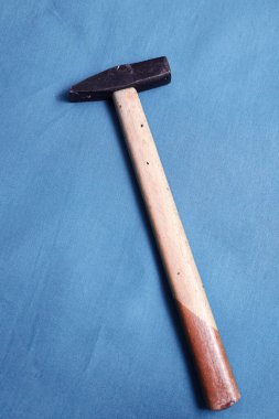 Eski model çekiç, marangozlar için bir zanaat aracı.