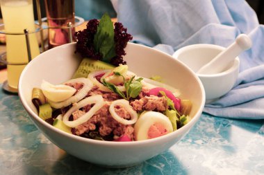 Taze salata tabağı ile karışık yeşillik