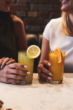 Lokantadaki masada alkol kokteyli.