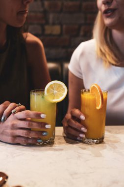 Lokantadaki masada alkol kokteyli.