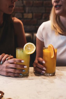 Lokantadaki masada alkol kokteyli.