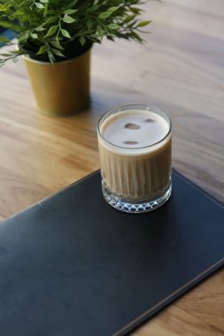 Sütlü buzlu kahve. Buzlu kahve. Elinde bir bardak buzlu kahve tutan kadın..