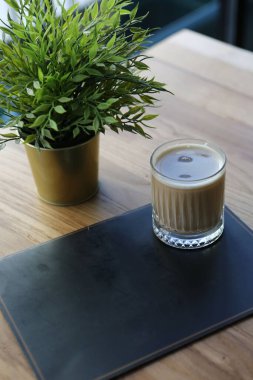 Sütlü buzlu kahve. Buzlu kahve. Elinde bir bardak buzlu kahve tutan kadın..