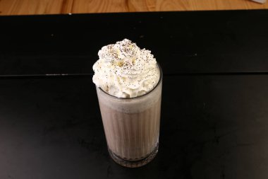 Sütlü buzlu kahve. Buzlu kahve. Elinde bir bardak buzlu kahve tutan kadın..