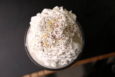 Sütlü buzlu kahve. Buzlu kahve. Elinde bir bardak buzlu kahve tutan kadın..