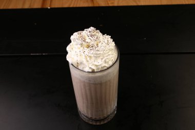 Sütlü buzlu kahve. Buzlu kahve. Elinde bir bardak buzlu kahve tutan kadın..