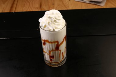 Sütlü buzlu kahve. Buzlu kahve. Elinde bir bardak buzlu kahve tutan kadın..