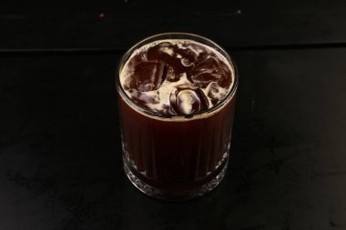 Sütlü buzlu kahve. Buzlu kahve. Elinde bir bardak buzlu kahve tutan kadın..