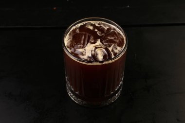 Sütlü buzlu kahve. Buzlu kahve. Elinde bir bardak buzlu kahve tutan kadın..